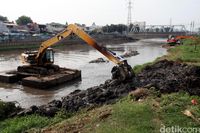 Pengerukan Endapan Lumpur Di Kanal Banjir Barat