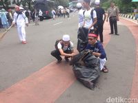 Foto Usai Reuni 212 Lapangan Monas Bersih