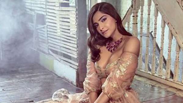 Pesona Si Seksi Sonam Kapoor, Bintang Mahal dari Bollywood