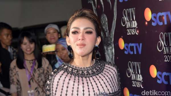 Cetar! Gaya Syahrini Anggun Banget