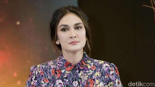 Pesona Luna Maya dengan Dress Floral