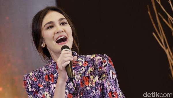 Pesona Luna Maya dengan Dress Floral