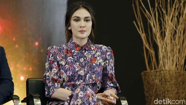 Pesona Luna Maya dengan Dress Floral