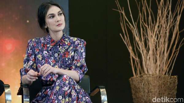 Pesona Luna Maya dengan Dress Floral