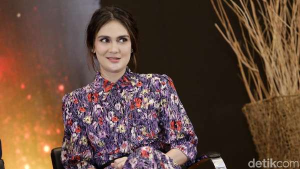 Pesona Luna Maya dengan Dress Floral