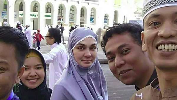 Luna Maya Menenangkan Diri di Tanah Suci