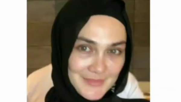 Luna Maya Menenangkan Diri di Tanah Suci