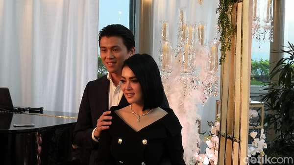 Resmi Nikah, Syahrini dan Reino Barack Pamer Cincin