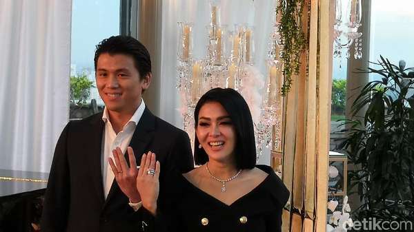 Resmi Nikah, Syahrini dan Reino Barack Pamer Cincin