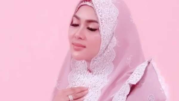 Cetar! Syahrini Rilis Mukena Berhiaskan Emas 24 Karat