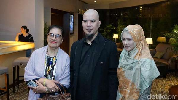 Didampingi Mulan Jameela, Ahmad Dhani Saksikan Film Al Ghazali