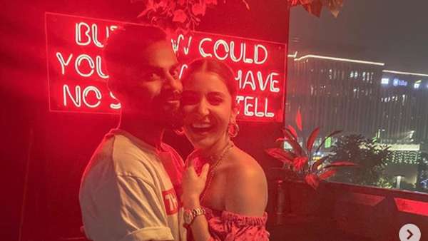 Sweet Couple! Anushka Sharma dan Suami Disuruh Cerai