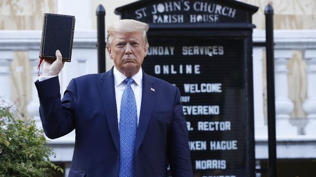 Presiden Donald Trump berjalan dari gerbang Gedung Putih untuk mengunjungi Gereja St. John di seberang Taman Lafayette.  (Foto AP / Patrick Semansky)