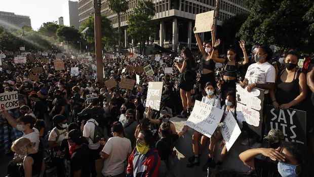 Ribuan warga kembali berdemo di Los Angeles terkait kematian George Floyd. AP/Damian Dovarganes