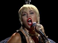 Ups Busana Seksi Miley Cyrus Alami Malafungsi Di Konser Malam Tahun Baru