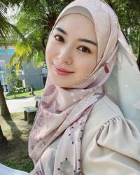 10 Pose Ngopi Cantik Ala Ayana Moon Selebgram Hijab Asal Korea