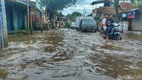 Banjir Dayeuhkolot Bandung Berangsur Surut Warga Tetap Waspada