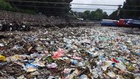 Lautan Sampah Plastik Di Pantai Oesapa