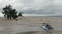 4 Kapal Nelayan Di Kupang Hancur Dihantam Gelombang Tinggi