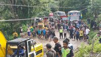 Jalan Poros Enrekang Toraja Ambles Lalu Lintas Macet Km