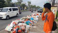 Parah Tumpukan Sampah Busuk Berserak Di Pekanbaru