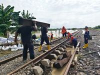 Jalur Kereta Api Semarang Surabaya Terdampak Banjir Di Grobogan