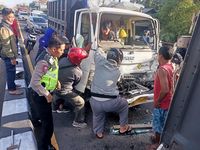 Hindari Pemotor Jatuh Di Magelang Truk Tabrak Truk Hingga Sopir Terjepit