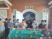 Luthfi Sempatkan Takziah Di Brebes Lanjut Blusukan Ke Pasar Bawang