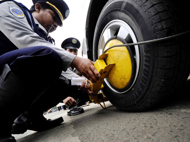 Parkir Sembarangan Roda Mobil Digembok