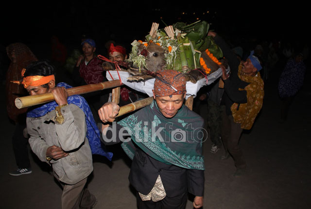 Mengintip Upacara Kasada Di Bromo