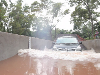 Ini Cara Menerobos Banjir Menggunakan Toyota Avanza