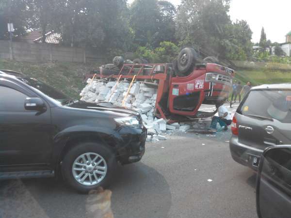 Truk Angkut Bata Terbalik Di Tol Bsd Arah Jorr Muatan Tumpah Di Jalan