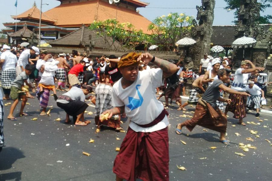 Unik Dan Seru Perang Ketupat Di Bali