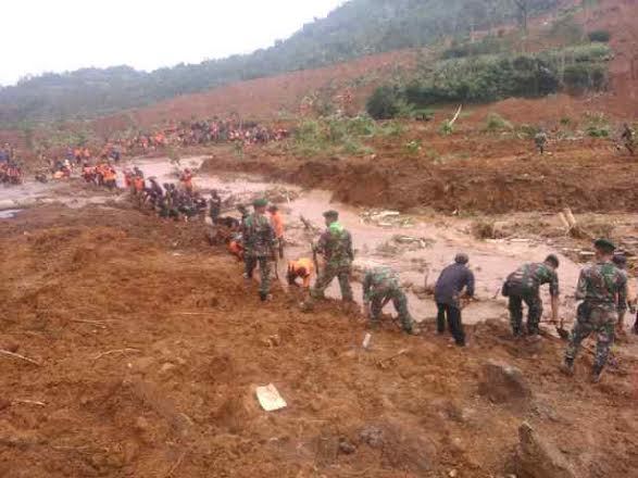 Begini Aksi Pasukan Kostrad Bantu Korban Longsor Di Banjarnegara