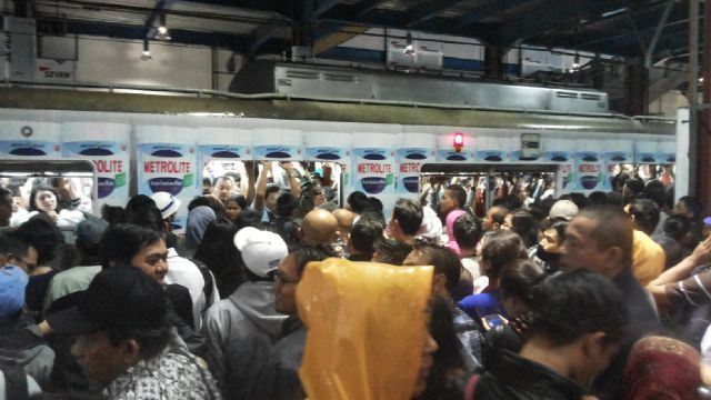 Imbas Banjir Di Stasiun Tanah Abang Penumpang Krl Di Palmerah Menumpuk