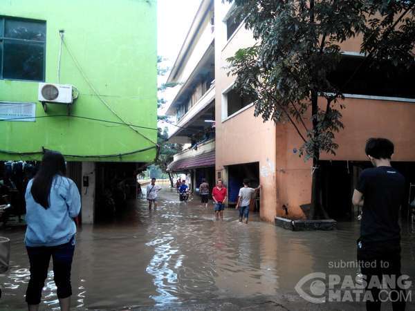 Kali Pesanggrahan Meluap Pasar Cipulir Terendam 50 Cm