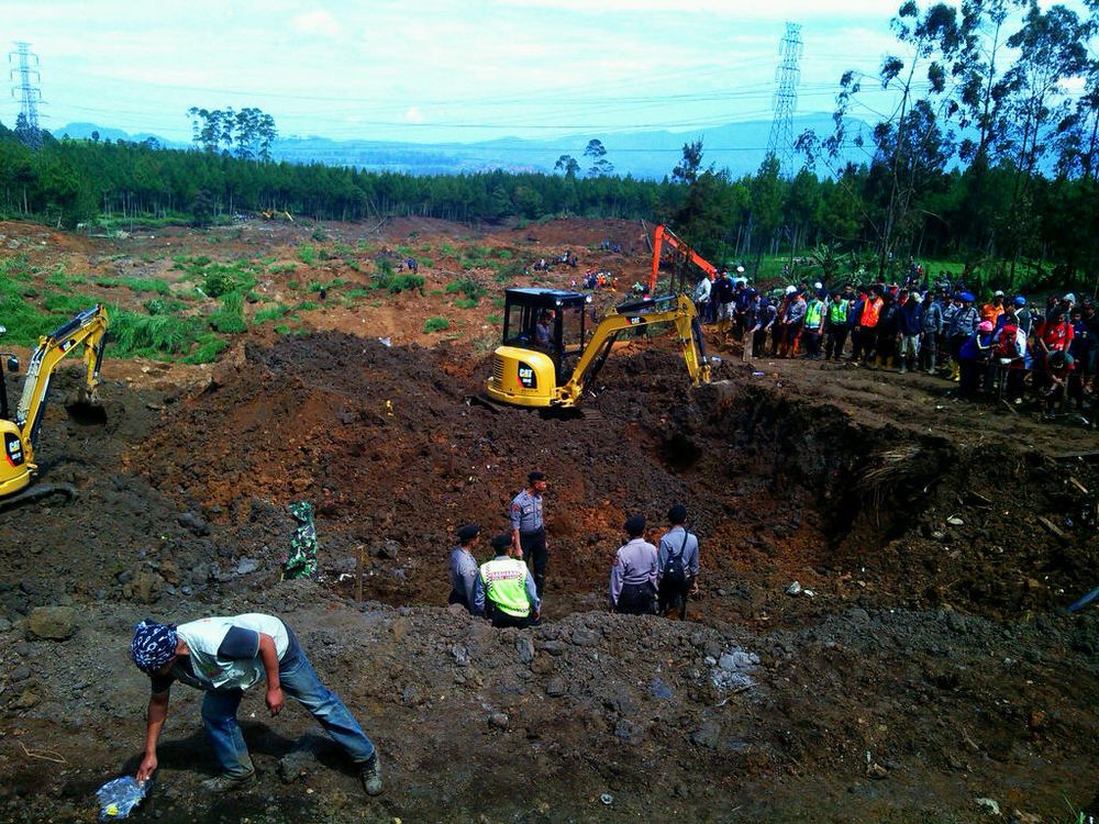 Cuaca Cerah Tim Gabungan Lanjutkan Pencarian Korban Longsor Pangalengan