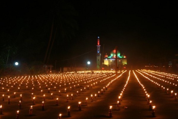 Lampu minyak yang menerangi jalanan di Gorontalo saat perayaan Tumbilotohe (stevenpolapa.blogdetik.com) Lampu minyak yang menerangi jalanan di Gorontalo saat perayaan Tumbilotohe (stevenpolapa.blogdetik.com)