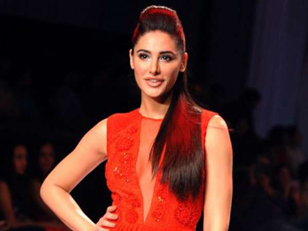 Pesona Aktris Bollywood Nargis Fakhri di Catwalk