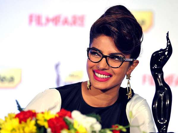 Cantik Berkacamata ala Priyanka Chopra