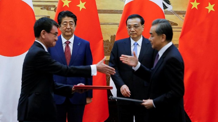 Chinese Premier Li Keqiang, Japanese Prime Minister Shinzo Abe, Chinese Foreign Minister Wang Yi and Japanese Foreign Minister Taro Kono attend a signing ceremony at the Great Hall of the People in Beijing, China October 26, 2018. REUTERS/Thomas Peter     TPX IMAGES OF THE DAY