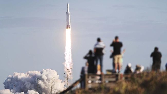 SpaceX Akan Bawa Foto Siswa Lulusan 2020 Dipajang di ISS