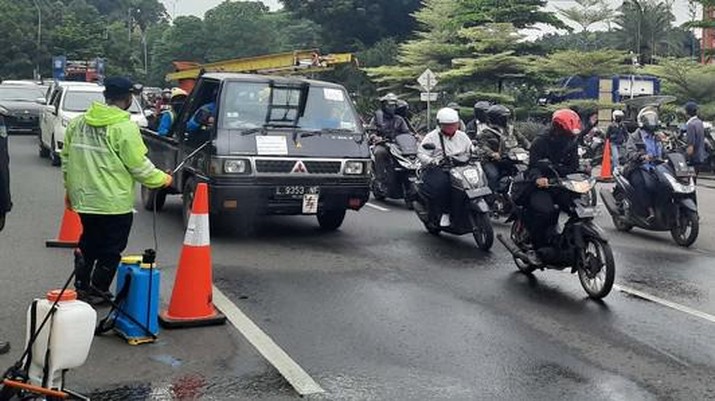 Kendaraan Menumpuk di Hari Pertama PSBB Surabaya. detikOto/Esti Widiyana