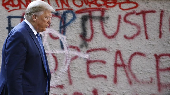 Presiden Donald Trump berjalan dari gerbang Gedung Putih untuk mengunjungi Gereja St. John di seberang Taman Lafayette.  (Foto AP / Patrick Semansky)