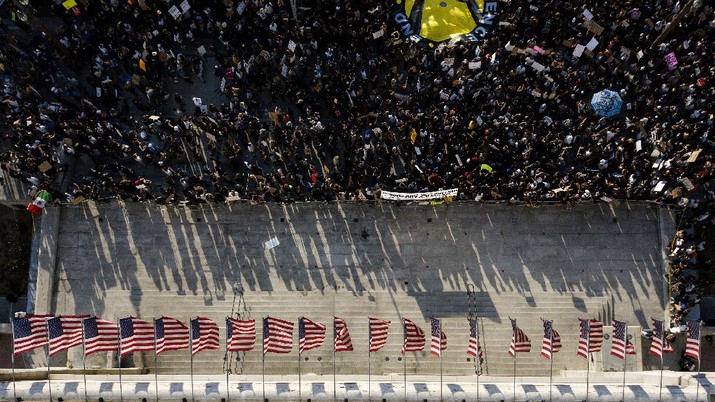 Ribuan warga kembali berdemo di Los Angeles terkait kematian George Floyd. AP/Damian Dovarganes