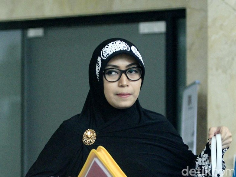 Uang Cash Miliaran Rupiah Istri Fuad Amin Juga Ikut Dirampas Uang Cash Miliaran Rupiah Istri Fuad Amin Juga Ikut Dirampas