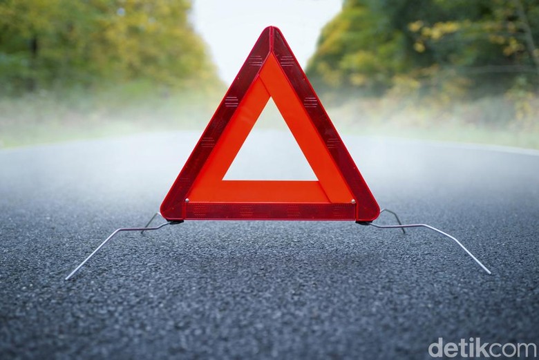 Mobil Tabrak Pembatas Jalan di DI Panjaitan Jaktim Mobil Tabrak Pembatas Jalan di DI Panjaitan Jaktim