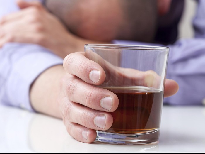 Minum alkohol terlalu banyak dapat menyebabkan penurunan kualitas sperma yang dihasilkan seseorang. Foto: Thinkstock Minum alkohol terlalu banyak dapat menyebabkan penurunan kualitas sperma yang dihasilkan seseorang. Foto: Thinkstock