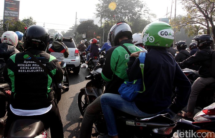 Pengguna Go-Jek. Foto: Rengga Sancaya Pengguna Go-Jek. Foto: Rengga Sancaya