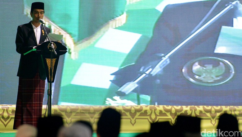 Saat Pakai Sarung di Muktammar NU, Jokowi Kaget Para Kyai Pakai Jas dan Dasi Saat Pakai Sarung di Muktammar NU, Jokowi Kaget Para Kyai Pakai Jas dan Dasi